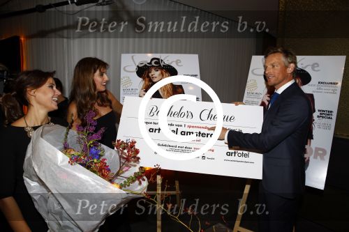 Amsterdam 22 oktober 2013
Presentatie bachelor List van Jackie in het Art Hotel. Marvy Rieder en hoofdredaktrice Suzanne Arbeid reiken de prijs uit aan winnaar Barry Atsma