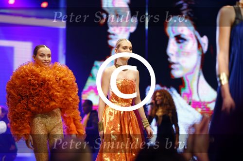 Hilversum 21 oktober 2013
Anouk Smulders presenteert de finale van Hollands next top model HNTM in studio 21 . de finalisten zijn Bo Anke Nikki en Delorian. Nikki wordt uiteindelijk HNTM.