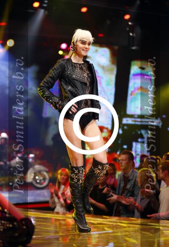 Hilversum 21 oktober 2013
Anouk Smulders presenteert de finale van Hollands next top model HNTM in studio 21 . de finalisten zijn Bo Anke Nikki en Delorian. Nikki wordt uiteindelijk HNTM.
