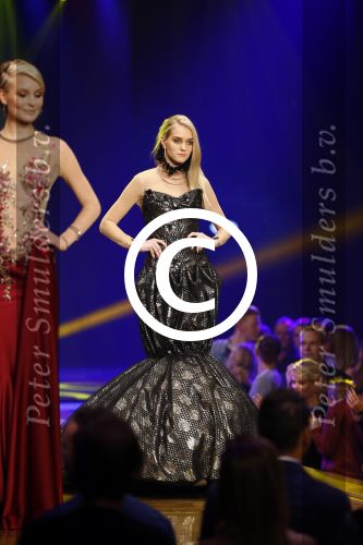 Hilversum 21 oktober 2013
Anouk Smulders presenteert de finale van Hollands next top model HNTM in studio 21 . de finalisten zijn Bo Anke Nikki en Delorian. Nikki wordt uiteindelijk HNTM.