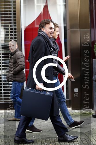 Amsterdam 10 november 2013
Camiel Eurlings doet boodschappen op de pc hooftstraat