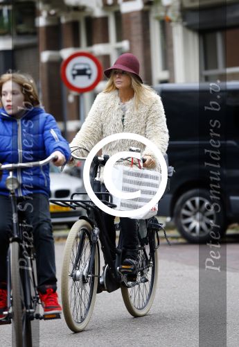 Amsterdam 25 oktober 2013
Chantal janzen op de fiets in amsyterdam.
