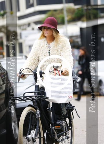 Amsterdam 25 oktober 2013
Chantal janzen op de fiets in amsyterdam.