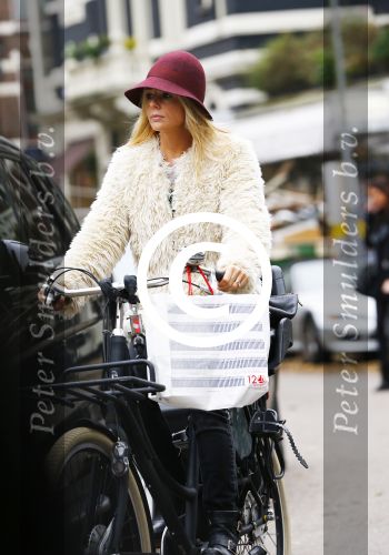 Amsterdam 25 oktober 2013
Chantal janzen op de fiets in amsyterdam.