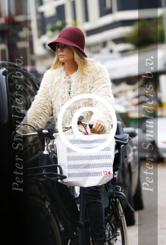 Amsterdam 25 oktober 2013
Chantal janzen op de fiets in amsyterdam.