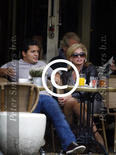 Amsterdam 22 oktober 2013
Connie Breukhoven op terras met haar zoon Marvin