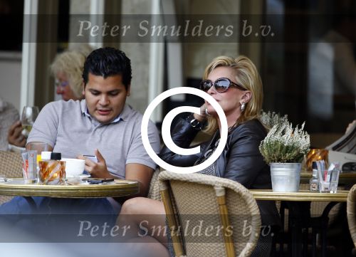 Amsterdam 22 oktober 2013
Connie Breukhoven op terras met haar zoon Marvin