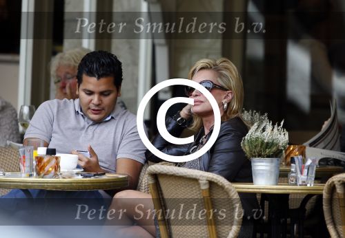 Amsterdam 22 oktober 2013
Connie Breukhoven op terras met haar zoon Marvin