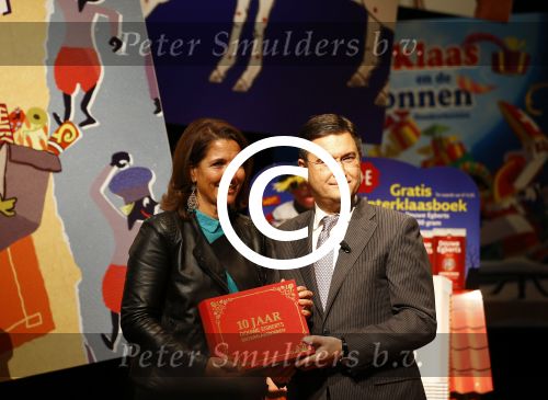 Amsterdam 12 november 2013
Presentatie Sinterklaasboeken van douwe egberts met Winston Gerschtanowitz Ivo Niehe Prinses Laurentien en Najib Amhali in de bibliotheek van Amsterdam.