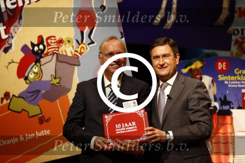 Amsterdam 12 november 2013
Presentatie Sinterklaasboeken van douwe egberts met Winston Gerschtanowitz Ivo Niehe Prinses Laurentien en Najib Amhali in de bibliotheek van Amsterdam.
