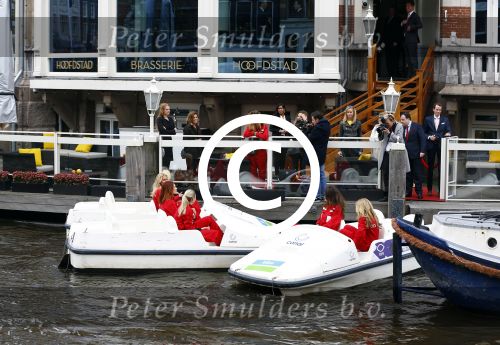 Amsterdam 9 november 2013
Danie Bles organiseert voor haar vriendinnen/klanten een lunch bij hotel l\'europe. Ze gingen ook met waterfietsen op de grachten varen.