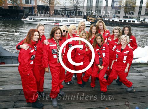 Amsterdam 9 november 2013
Danie Bles organiseert voor haar vriendinnen/klanten een lunch bij hotel l\'europe. Ze gingen ook met waterfietsen op de grachten varen. Leontine Borsato Patty Brard Sylvie v d Vaart Ellemieke Vermolen Pauline Huizinga Hilmar Mulder  Quincy Trustfull Bridget Maasland Josje Huisman Renate Verbaan Maria Kooistra en danie Bles