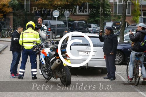 Amsterdam 18 oktober 2013
Powned verslaggever Danny Ghosen gaat ik conclaaf met politie ivm 25km voertuig maken van een mercedes.