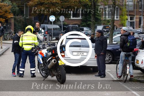 Amsterdam 18 oktober 2013
Powned verslaggever Danny Ghosen gaat ik conclaaf met politie ivm 25km voertuig maken van een mercedes.