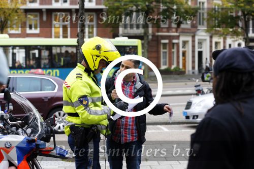 Amsterdam 18 oktober 2013
Powned verslaggever Danny Ghosen gaat ik conclaaf met politie ivm 25km voertuig maken van een mercedes.
