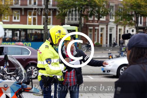Amsterdam 18 oktober 2013
Powned verslaggever Danny Ghosen gaat ik conclaaf met politie ivm 25km voertuig maken van een mercedes.