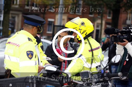 Amsterdam 18 oktober 2013
Powned verslaggever Danny Ghosen gaat ik conclaaf met politie ivm 25km voertuig maken van een mercedes.