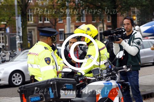 Amsterdam 18 oktober 2013
Powned verslaggever Danny Ghosen gaat ik conclaaf met politie ivm 25km voertuig maken van een mercedes.