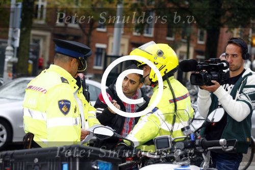 Amsterdam 18 oktober 2013
Powned verslaggever Danny Ghosen gaat ik conclaaf met politie ivm 25km voertuig maken van een mercedes.