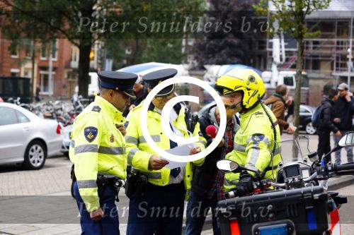 Amsterdam 18 oktober 2013
Powned verslaggever Danny Ghosen gaat ik conclaaf met politie ivm 25km voertuig maken van een mercedes.