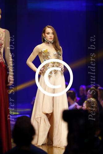 Hilversum 21 oktober 2013
Anouk Smulders presenteert de finale van Hollands next top model HNTM in studio 21 . de finalisten zijn Bo Anke Nikki en Delorian. Nikki wordt uiteindelijk HNTM.