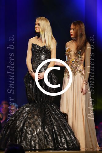 Hilversum 21 oktober 2013
Anouk Smulders presenteert de finale van Hollands next top model HNTM in studio 21 . de finalisten zijn Bo Anke Nikki en Delorian. Nikki wordt uiteindelijk HNTM.