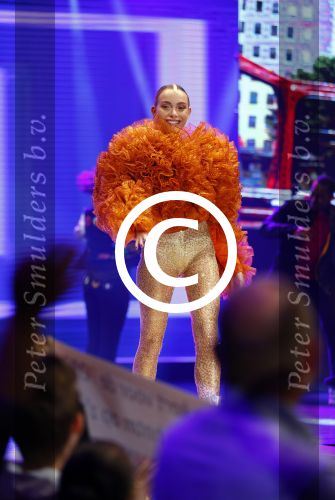 Hilversum 21 oktober 2013
Anouk Smulders presenteert de finale van Hollands next top model HNTM in studio 21 . de finalisten zijn Bo Anke Nikki en Delorian. Nikki wordt uiteindelijk HNTM.