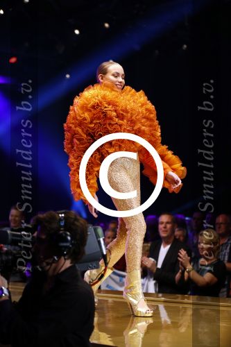 Hilversum 21 oktober 2013
Anouk Smulders presenteert de finale van Hollands next top model HNTM in studio 21 . de finalisten zijn Bo Anke Nikki en Delorian. Nikki wordt uiteindelijk HNTM.