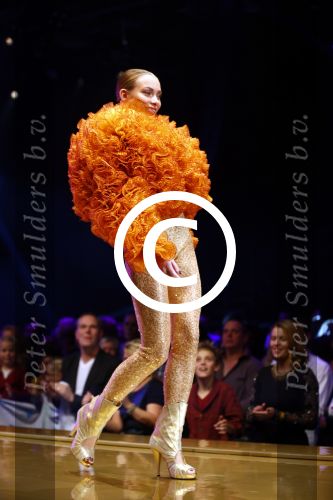 Hilversum 21 oktober 2013
Anouk Smulders presenteert de finale van Hollands next top model HNTM in studio 21 . de finalisten zijn Bo Anke Nikki en Delorian. Nikki wordt uiteindelijk HNTM.