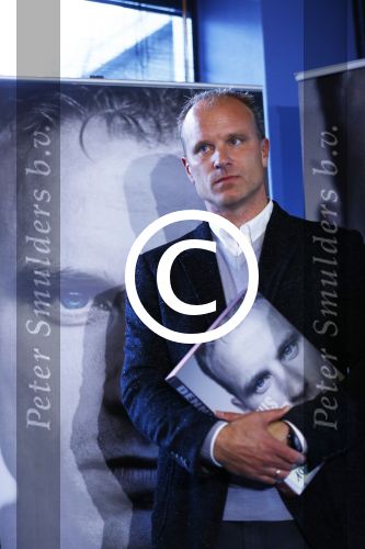 Amsterdam 18 oktober 2013
Presentatie boek Dennis Bergkamp. Johan Cruijff neemt het eerste boek in ontvangst.