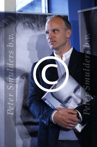 Amsterdam 18 oktober 2013
Presentatie boek Dennis Bergkamp. Johan Cruijff neemt het eerste boek in ontvangst.