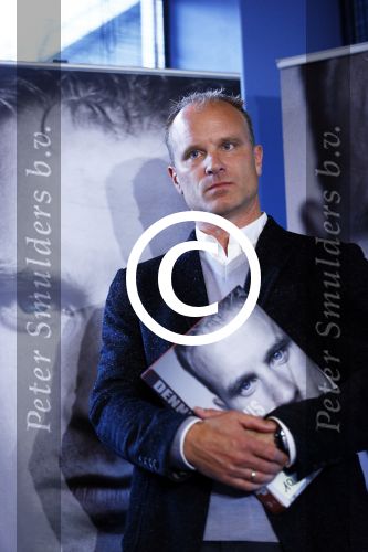 Amsterdam 18 oktober 2013
Presentatie boek Dennis Bergkamp. Johan Cruijff neemt het eerste boek in ontvangst.