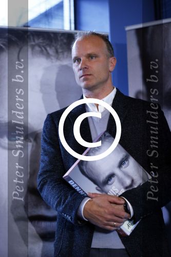 Amsterdam 18 oktober 2013
Presentatie boek Dennis Bergkamp. Johan Cruijff neemt het eerste boek in ontvangst.