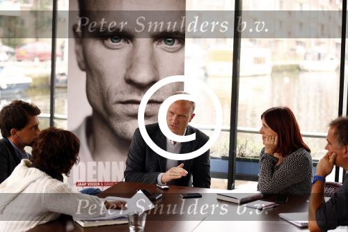 Amsterdam 18 oktober 2013
Presentatie boek Dennis Bergkamp. Johan Cruijff neemt het eerste boek in ontvangst.