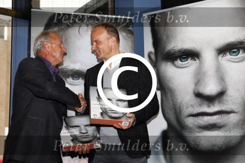 Amsterdam 18 oktober 2013
Presentatie boek Dennis Bergkamp. Johan Cruijff neemt het eerste boek in ontvangst.