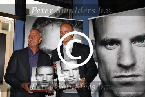 Amsterdam 18 oktober 2013
Presentatie boek Dennis Bergkamp. Johan Cruijff neemt het eerste boek in ontvangst.