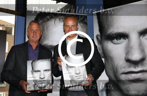 Amsterdam 18 oktober 2013
Presentatie boek Dennis Bergkamp. Johan Cruijff neemt het eerste boek in ontvangst.