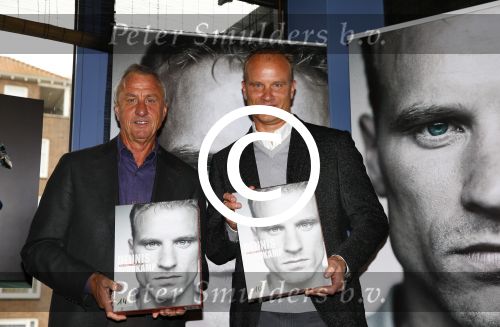 Amsterdam 18 oktober 2013
Presentatie boek Dennis Bergkamp. Johan Cruijff neemt het eerste boek in ontvangst.