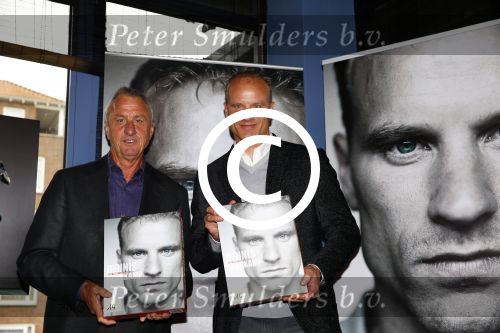 Amsterdam 18 oktober 2013
Presentatie boek Dennis Bergkamp. Johan Cruijff neemt het eerste boek in ontvangst.