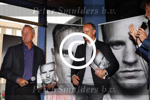 Amsterdam 18 oktober 2013
Presentatie boek Dennis Bergkamp. Johan Cruijff neemt het eerste boek in ontvangst.