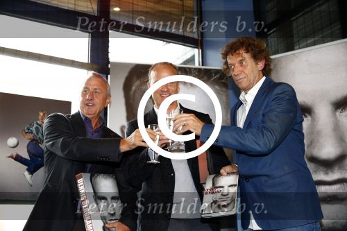 Amsterdam 18 oktober 2013
Presentatie boek Dennis Bergkamp. Johan Cruijff neemt het eerste boek in ontvangst. Schrijver Jaap Visser