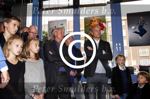 Amsterdam 18 oktober 2013
Presentatie boek Dennis Bergkamp. Johan Cruijff neemt het eerste boek in ontvangst. Kinderen Dennis Bergkamp