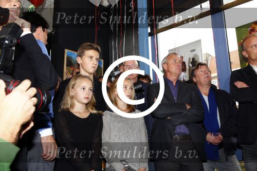 Amsterdam 18 oktober 2013
Presentatie boek Dennis Bergkamp. Johan Cruijff neemt het eerste boek in ontvangst. Kinderen Dennis Bergkamp