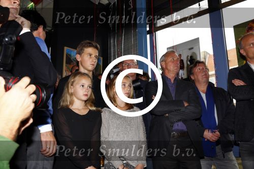 Amsterdam 18 oktober 2013
Presentatie boek Dennis Bergkamp. Johan Cruijff neemt het eerste boek in ontvangst. Kinderen Dennis Bergkamp