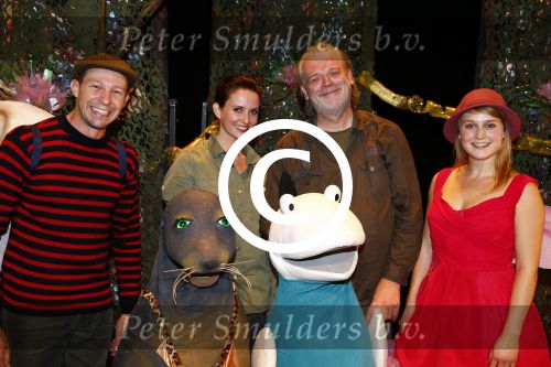 Den Haag 30 oktober 2013
Premiere Mr Finney in diligentia. Prinses Laurentien komt samen met haar kinderen Leonore Eloise en Claus Casimir. de cast met Dick Feld Eric Jan Flens Marie Claire Witlox en Femke Hermans. Jeroen v Konings brugge komt zijn vrouw feliciteren