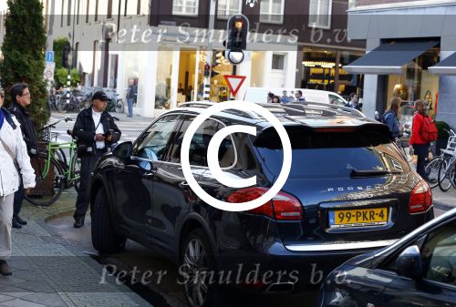 Amsterdam 24 oktober 2013
Estelle Cruijff krijgt bekeuring op pc hooftstraat.