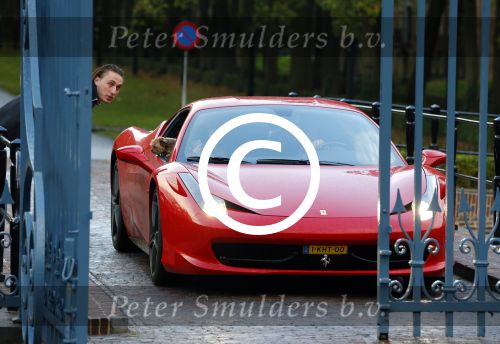 Zeist 3 november 2013
Eva Simons en vriend Sidney Samson komen aan bij slot Zeist in hun ferrari.