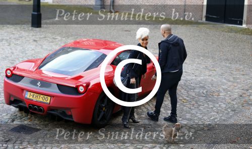 Zeist 3 november 2013
Eva Simons en vriend Sidney Samson komen aan bij slot Zeist in hun ferrari.