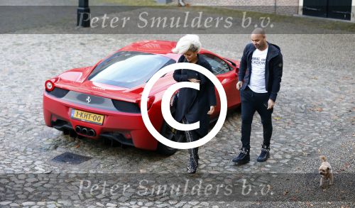 Zeist 3 november 2013
Eva Simons en vriend Sidney Samson komen aan bij slot Zeist in hun ferrari.