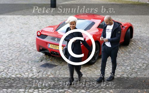Zeist 3 november 2013
Eva Simons en vriend Sidney Samson komen aan bij slot Zeist in hun ferrari.